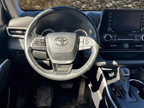 Used 2022 Toyota Highlander LE image 5