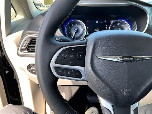 Used 2023 Chrysler Pacifica Touring-L FWD image 14