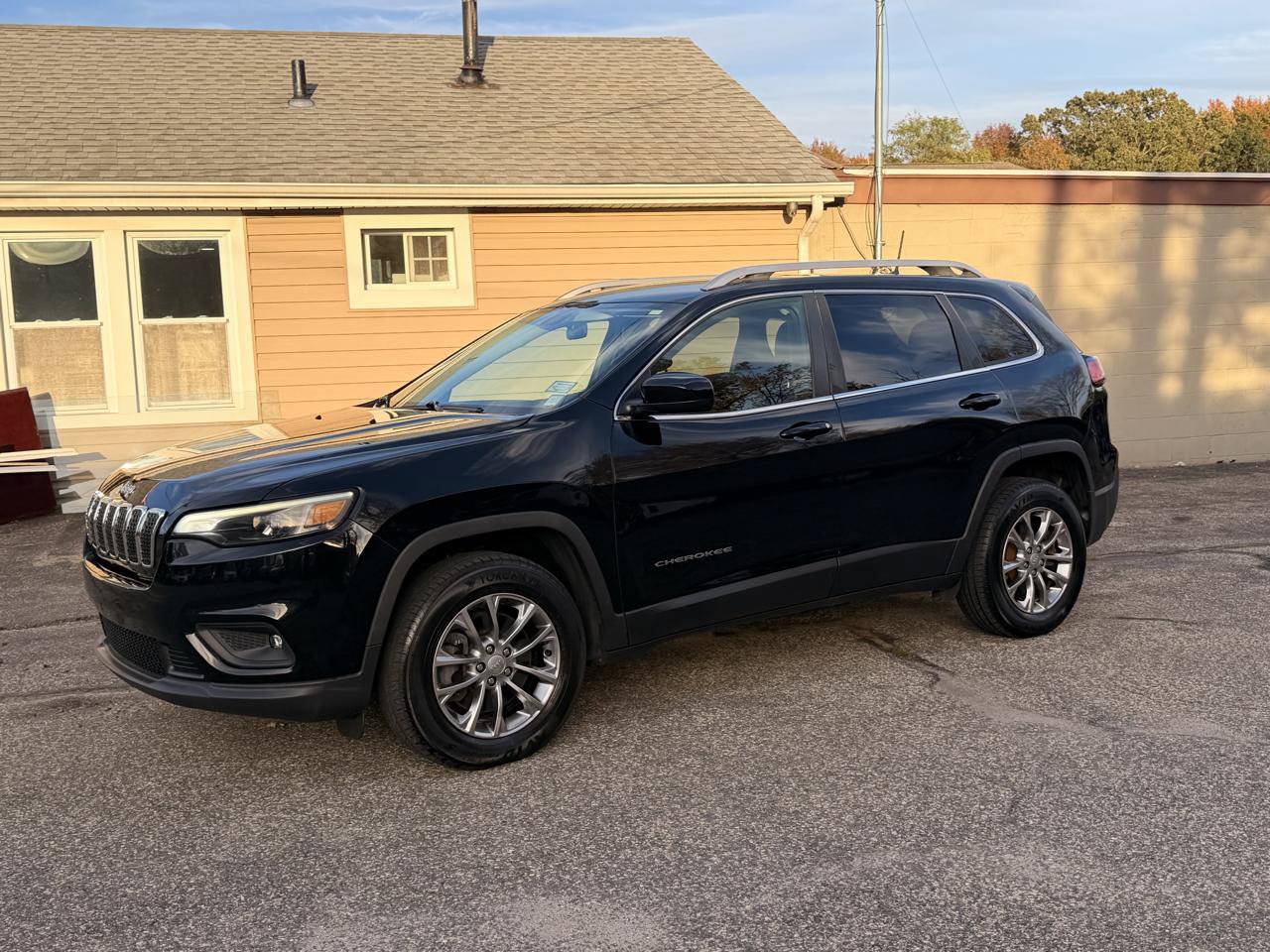 Used 2019 Jeep Cherokee Latitude Plus AWD/4WD image 2
