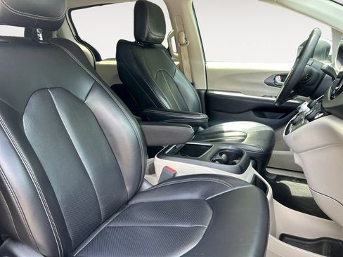 Used 2023 Chrysler Pacifica Touring-L FWD image 15