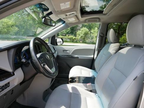 Used 2017 Toyota Sienna XLE FWD image 8