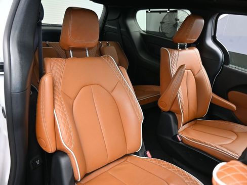 Used 2024 Chrysler Pacifica Pinnacle image 52