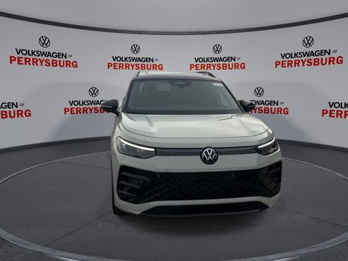 New 2026 Volkswagen Tiguan SE R-Line image 3