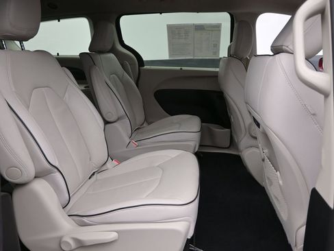 Used 2021 Chrysler Pacifica Limited w/ Premium & Safety Sphere Group image 8