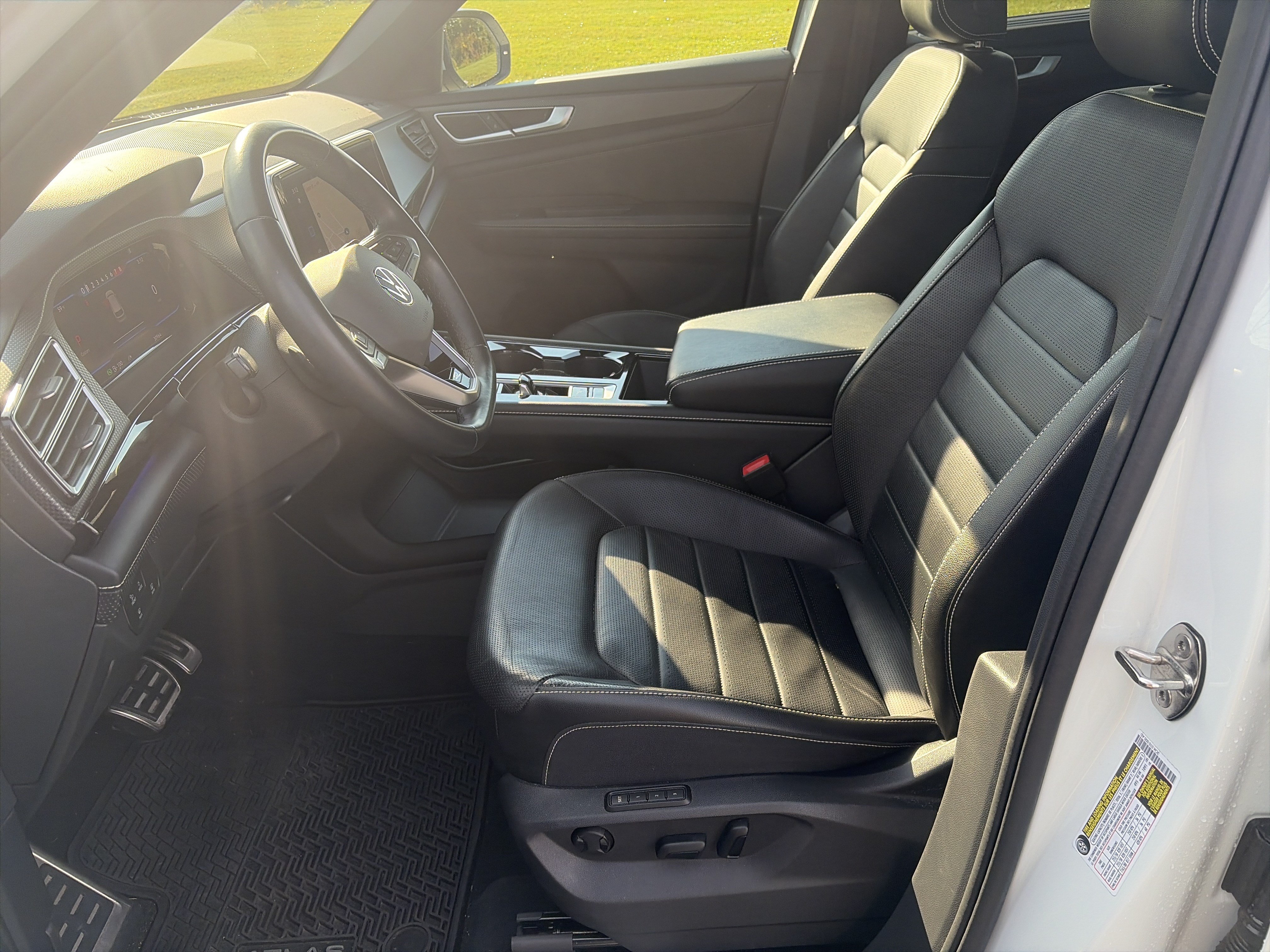 Certified 2024 Volkswagen Atlas Cross Sport SEL R-Line AWD/4WD image 13