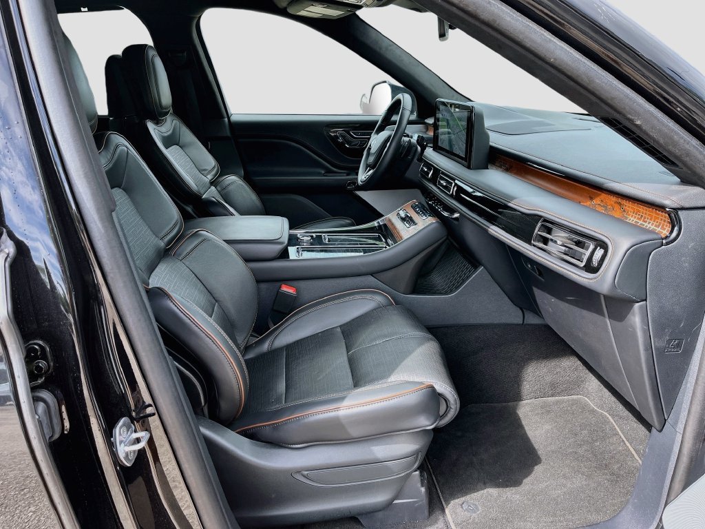 Used 2025 Lincoln Aviator Black Label w/ Jet Appearance Package AWD/4WD image 31