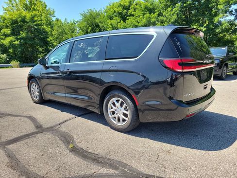 Used 2023 Chrysler Pacifica Touring-L FWD image 5