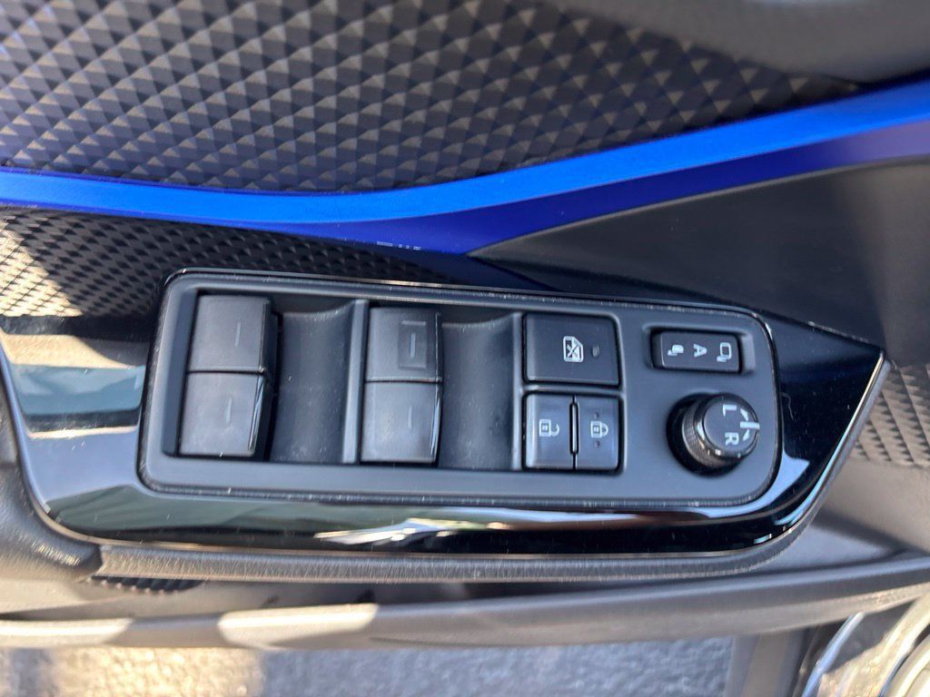 Used 2022 Toyota C-HR XLE FWD image 16