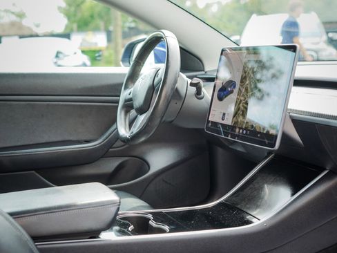 Used 2018 Tesla Model 3 RWD image 11
