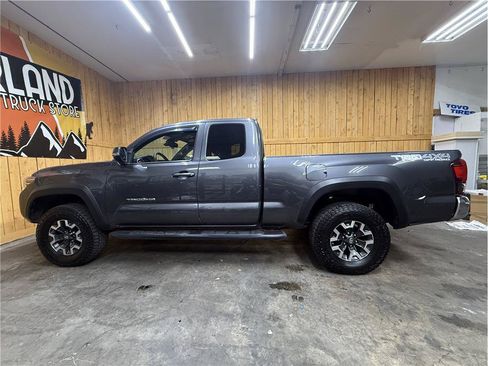 Used 2018 Toyota Tacoma TRD Off-Road AWD/4WD image 9