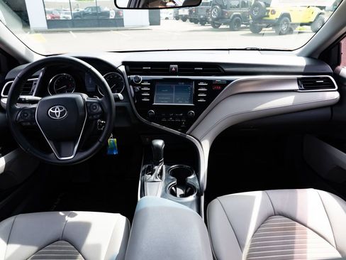 Used 2018 Toyota Camry SE FWD image 8