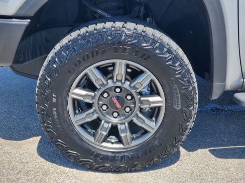 Used 2025 GMC Sierra 1500 AT4X AWD/4WD image 10