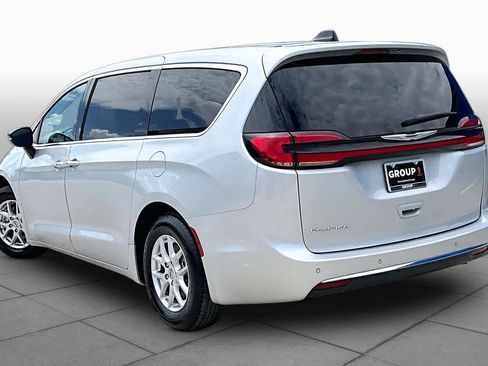 Used 2024 Chrysler Pacifica Touring-L FWD image 12