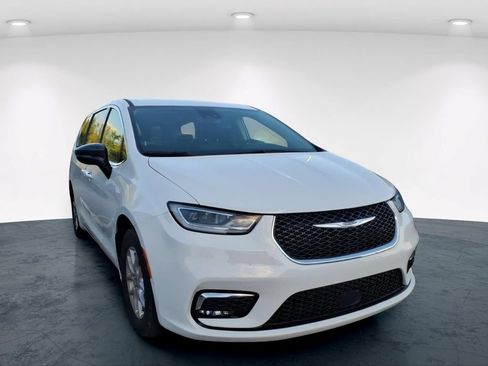 Used 2024 Chrysler Pacifica Touring-L FWD image 10