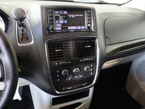 Used 2019 Dodge Grand Caravan SE w/ UConnect Hands-Free Group image 5