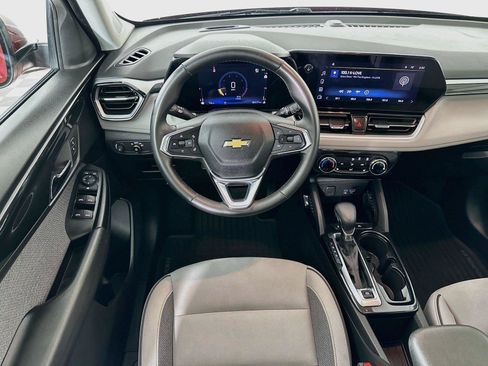 Used 2024 Chevrolet TrailBlazer LT w/ LT Cold Weather Package FWD image 2