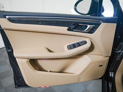 Certified 2024 Porsche Macan image 24