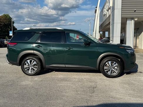 Used 2025 Nissan Pathfinder SL FWD image 2