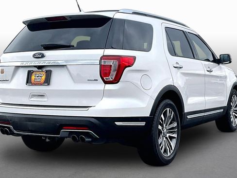 Used 2018 Ford Explorer Platinum image 2