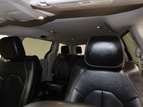 Used 2024 Chrysler Pacifica Touring-L FWD image 17