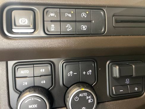 Used 2024 Chevrolet Suburban Z71 w/ Luxury Package AWD/4WD image 22
