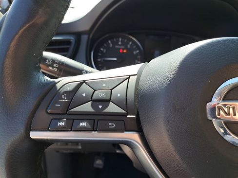 Used 2018 Nissan Rogue SV image 18