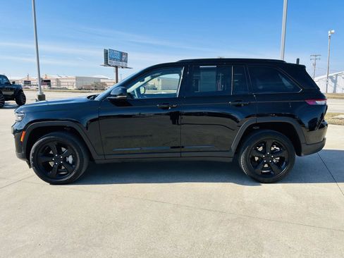 Used 2023 Jeep Grand Cherokee Limited w/ Black Appearance Package image 38