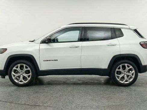 Used 2025 Jeep Compass Latitude AWD/4WD image 5