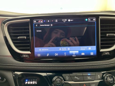 Used 2025 Chrysler Pacifica Limited FWD image 36
