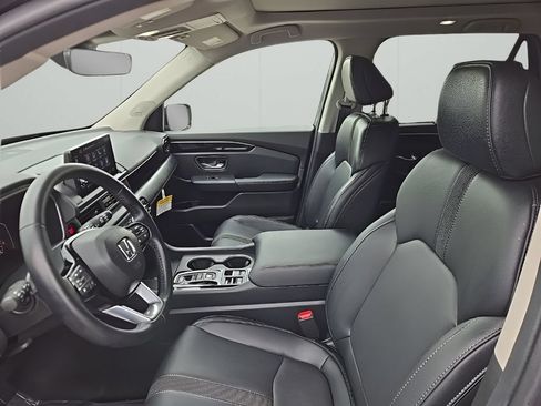 Used 2025 Honda Pilot Touring image 9