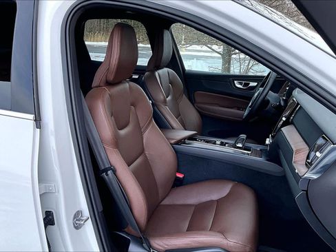 Used 2022 Volvo XC60 B5 Momentum image 7