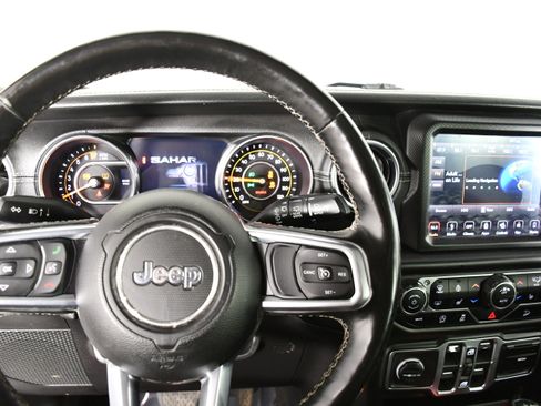 Used 2018 Jeep Wrangler Unlimited Sahara w/ Uconnect 4C Nav & Sound Group image 17