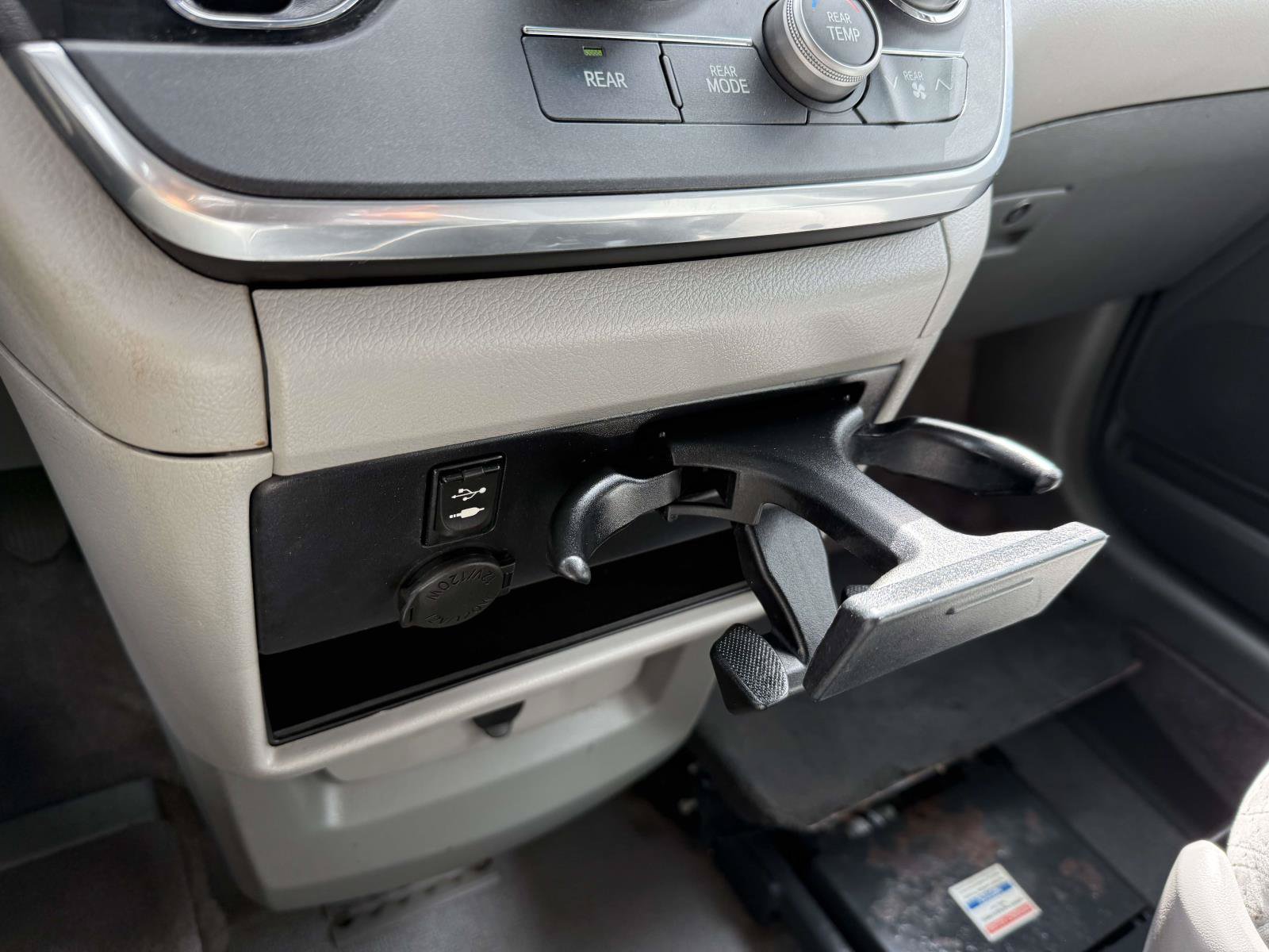 Used 2015 Toyota Sienna LE FWD image 26