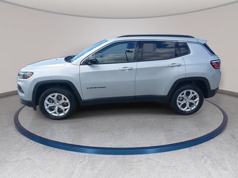 Used 2024 Jeep Compass Latitude AWD/4WD image 8
