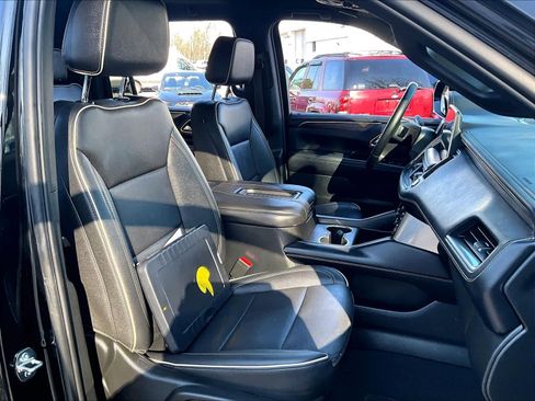 Used 2024 Chevrolet Suburban Premier image 11