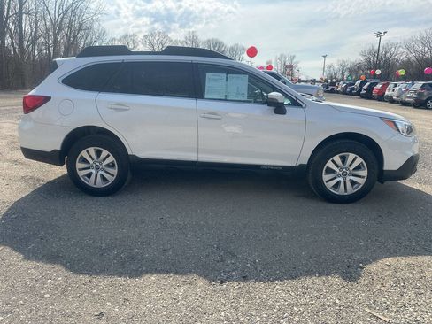 Used 2017 Subaru Outback 2.5i Premium image 4