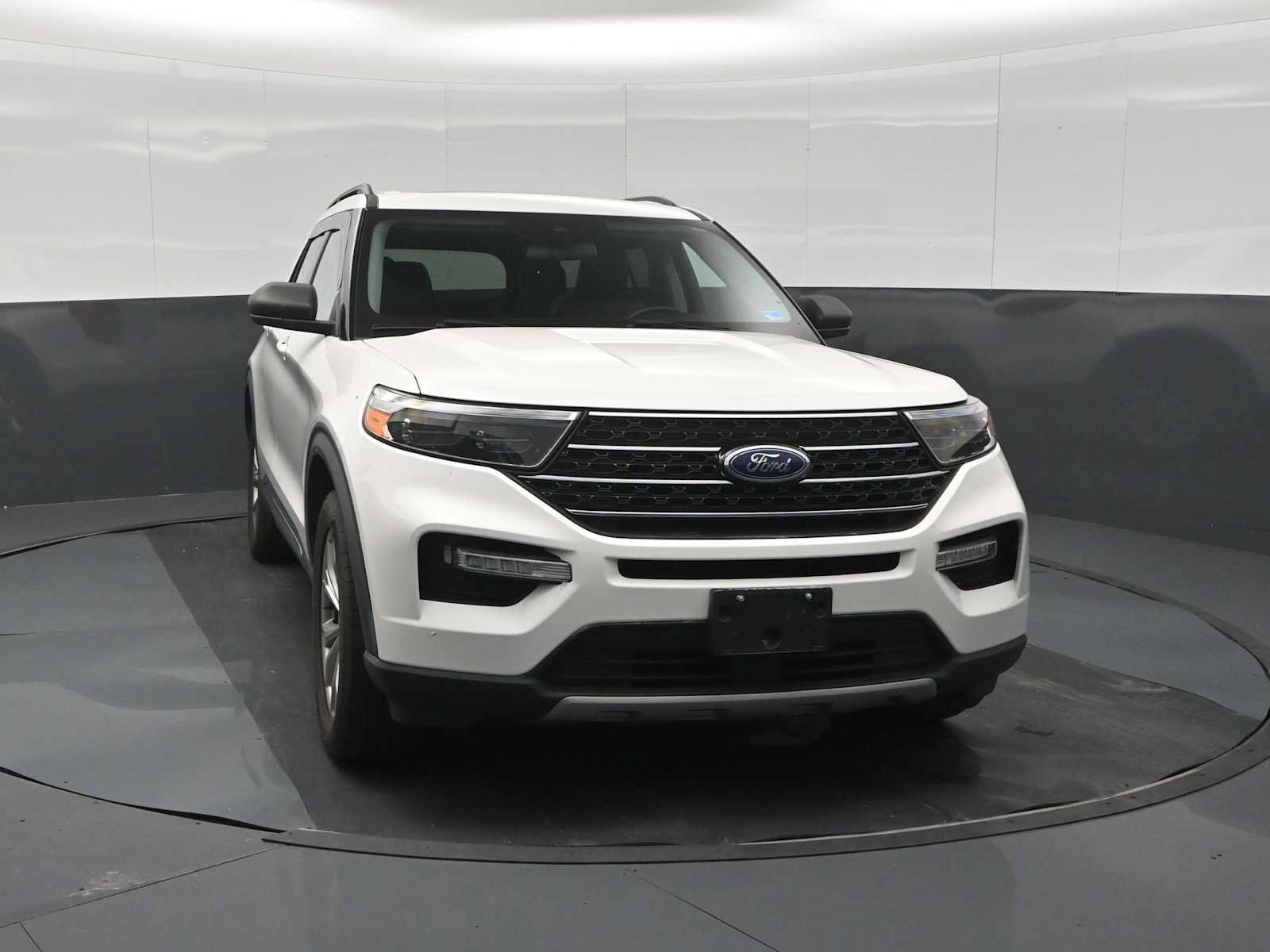 Used 2020 Ford Explorer XLT w/ Equipment Group 202A AWD/4WD image 3