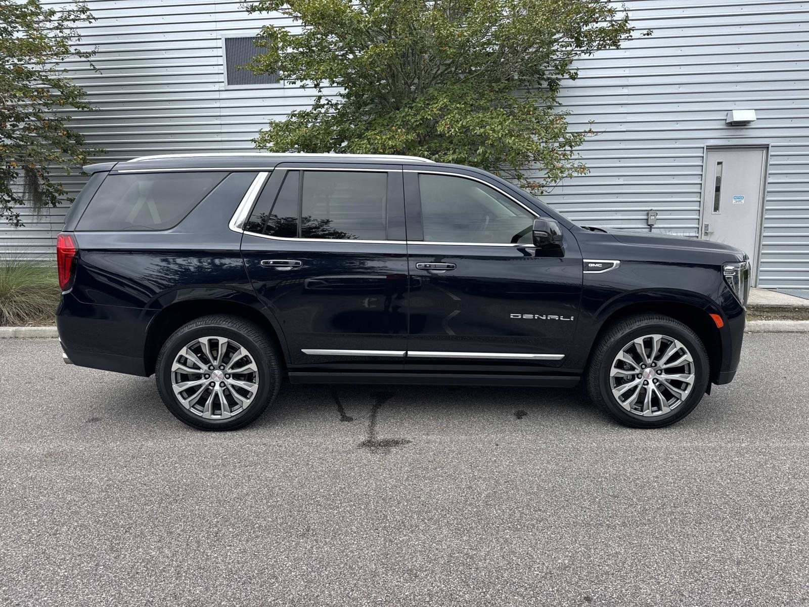 Used 2021 GMC Yukon Denali w/ Denali Premium Package AWD/4WD image 5
