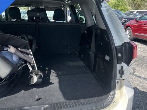 Used 2017 Toyota Highlander LE FWD image 19
