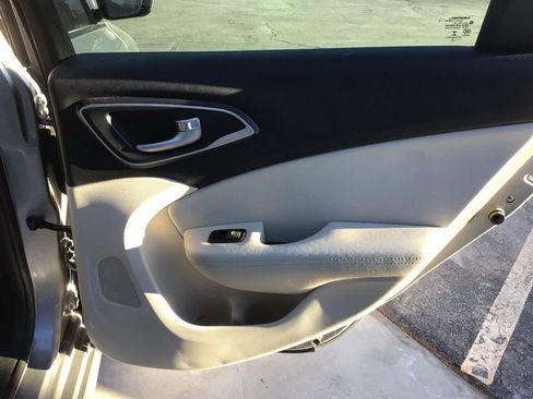 Used 2016 Chrysler 200 Limited image 7