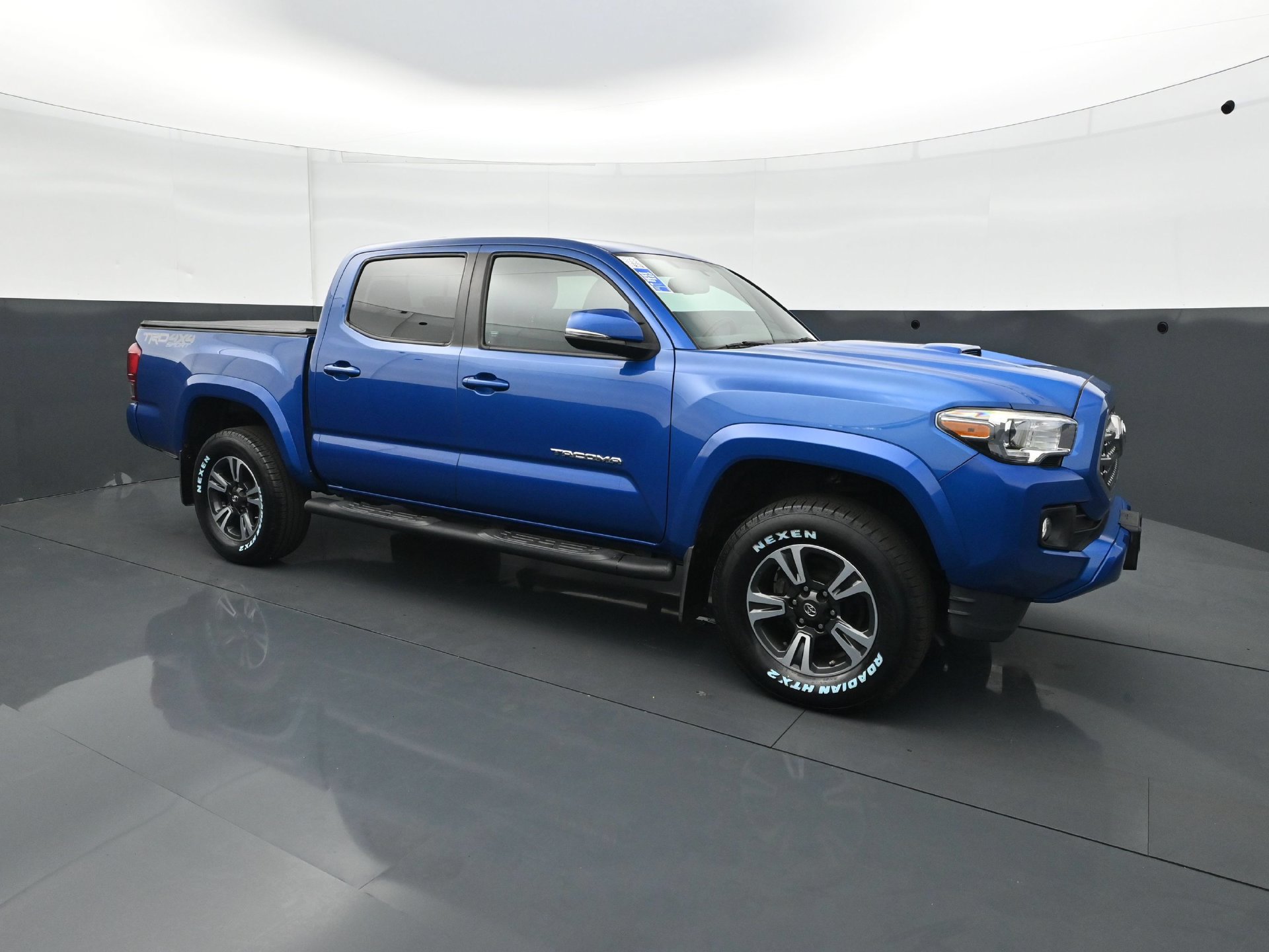 Used 2017 Toyota Tacoma TRD Sport w/ Premium & Technology Package AWD/4WD image 9