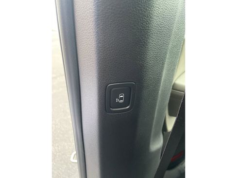 Used 2025 Kia Carnival FWD image 13