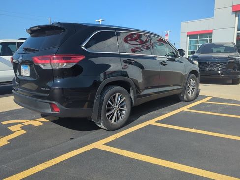 Used 2019 Toyota Highlander XLE AWD/4WD image 3