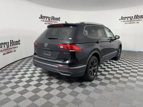 Used 2022 Volkswagen Tiguan SE w/ Panoramic Sunroof Package image 9