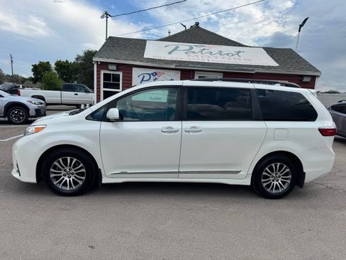 Used 2020 Toyota Sienna XLE w/ XLE Navigation Package FWD image 2