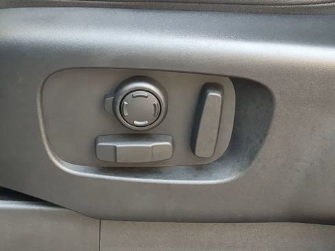 Certified 2024 Land Rover Discovery S image 17