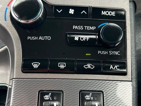 Used 2015 Toyota Venza XLE image 30