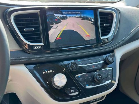 Used 2022 Chrysler Pacifica Touring-L FWD image 21