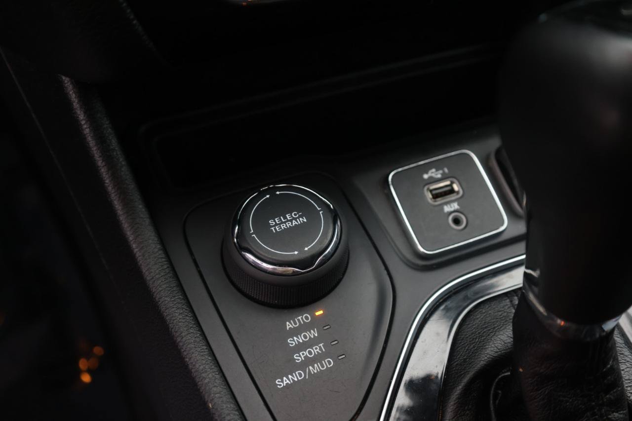 Used 2019 Jeep Cherokee Latitude Plus AWD/4WD image 12