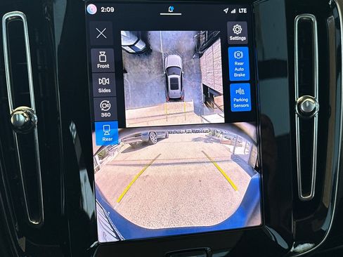 Certified 2025 Volvo XC40 B5 Plus AWD/4WD image 23